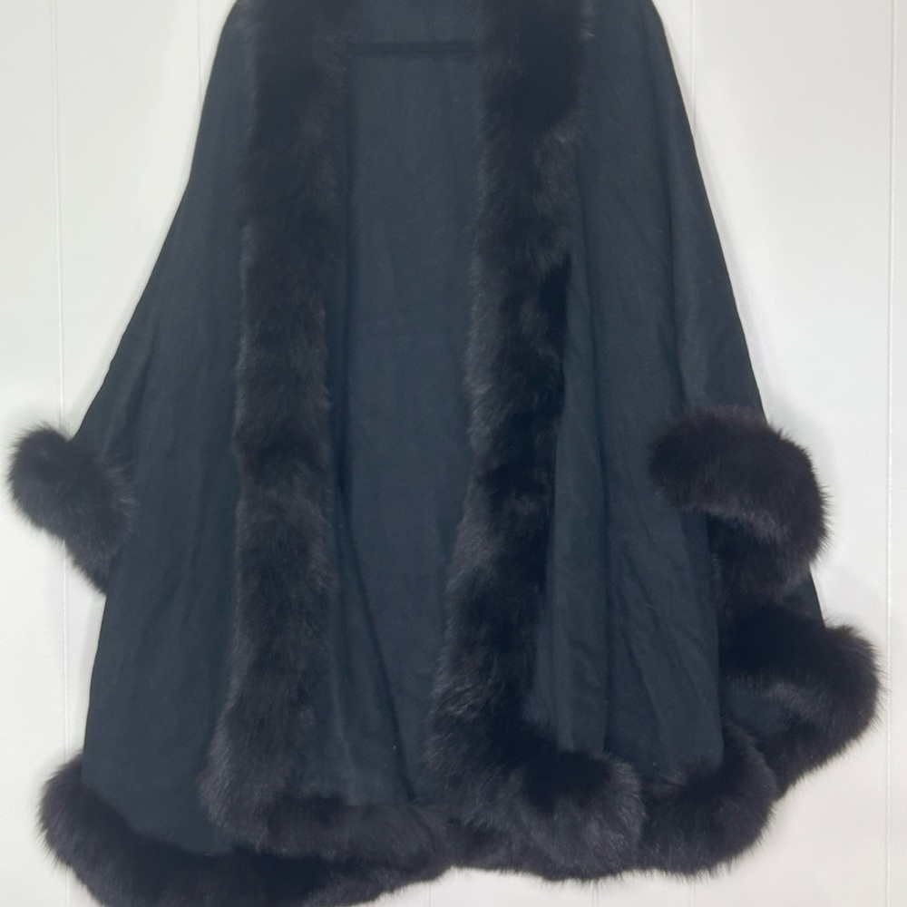 NWT Elegant Black 100% cashmere, fox Fur Trimmed Cape
